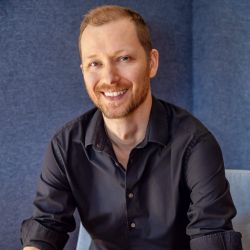 Devon Van de Kletersteeg headshot